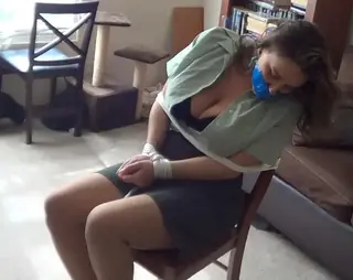 MEGAN JONES ARMY BABE BOUND FOR CODE LAST PART 军队宝贝Megan Jones因密码而被束缚的最后部分 <br><br>性感的军队宝贝Megan放弃了密码，但被绑在椅子上，并被堵住了嘴。性感的Megan会挣脱吗？<br><br><br>MEGAN JONES ARMY BABE BOUND FOR CODE LAST PART <br><br>SEXY ARMY BABE MEGAN GIVES UP THE CODE BUT GETS RETIED AND GAGGED TO A CHAIR. WILL SEXY MEGAN STRUGGLE FREE?