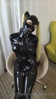 Gag mask 戴著黑色緊身連衣褲和辮子頭罩，星期一快樂防毒面具<br>Happy gas mask monday while wearing black catsuit,  and pigtail hood