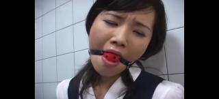 kb湿身 日本妹子被捆绑戴着口球淋水淋湿全身