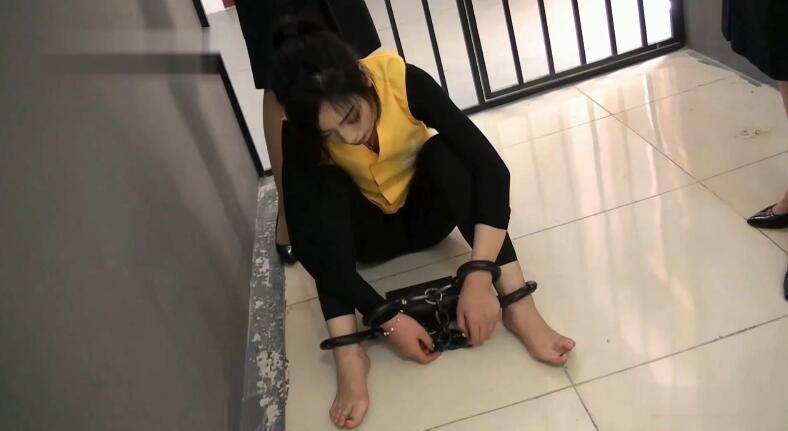 雅俗阁 女狂魔伏法记 下集 雅俗阁工作室出品，女魔头在逃跑的路上被抓获、随即就被审讯，经过多番斗争，终于认罪伏法。喜欢女囚的不容错过。