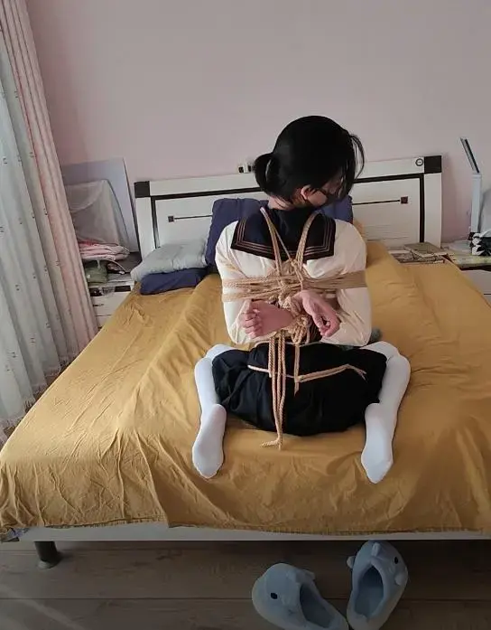 从龟甲开始の日式自缚教程~ 其实咱每次自缚都是采用网上流传已久的那组图片教学的方法~基础需要2-3根10米绳(可以省略胸缚)与1根5米绳。<br>咱也称不上是教学，毕竟最后绑手的绳圈俺每次都是瞎缠一通，毫不规范awa<br>视频仅供参考，有什么问题可以私信咱~<br>自缚有风险，一定要谨慎和注意安全，切记备好剪刀吖ovo<br>承蒙支持~<br>解压密码<span style='color:#b0b0b0;'>[隐藏文字，购买后可见]</span>改后缀名为.mp4即可食用~