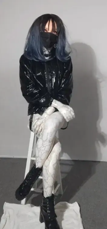 黄金蟒zentai蛇女 这次是黄金蟒zentai，还翻出了之前拍照用的衣服，一个人不好穿上也很勉强。这次不知道为什么特别兴奋，才穿上一半就顶到不行了。这个zentai还有后面的，之前的黑曼巴也是一样。