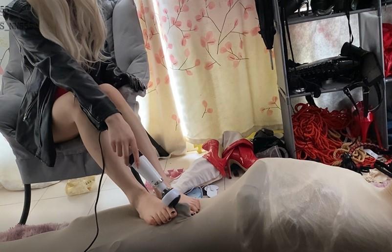 【伊宁03--下】在线高清 网盘2k 现脱原味袜子塞嘴，大量电击，保鲜膜全包全身丝袜包裹 玉足榨米青  【客户定拍_Demo】  拍正式版前小试一下，客户玩得也够花噢，竟然要求酸臭无比的臭袜子ZX，正式版就不给各位看咯（删减版也许会有）<br>剧情，女王伊伊（妹）和狗奴宁宁（伪娘哥哥）的愉快玩耍，束缚的严严实实的宁宁，锁上cb锁，嘴里塞着妹妹脱下的臭袜子，打开电击器，忍受着抖m妹妹的挑逗，娇喘连连又无法满足，而后，套上丝袜睡袋，享受着妹妹的玉足，最终[X_X]~<br>咳咳咳，因为梯子挂了最近上不了推和电报，呜呜呜，想要约调直接加扣扣哟。<br>线下女王也在做呦，江苏常州，有意者直接加宁宁qq说明来意噢（不然不同意哟），加完不说话的三天删好友拉黑一条龙哟<br>压缩包后缀加上rar即可解压噢，<span style='color:#b0b0b0;'>[隐藏文字，购买后可见]</span>