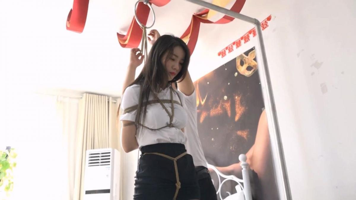 逍遥定拍：黑丝女白领柳杨紧缚体验2 大小：2.05GB 时长：30分钟 工作室：逍遥工作室<br>解压密码：123456<br>这次是定拍逍遥的柳杨的第二集，柳杨黑丝高跟白领OL套装，日式紧缚双腿绑成麻花，吊起来在用绳子在身前连接膝盖和胸上的绳子，迫使模特想直起来腰都很困难，再戴上超大的马具口球，口水都把头发打湿了