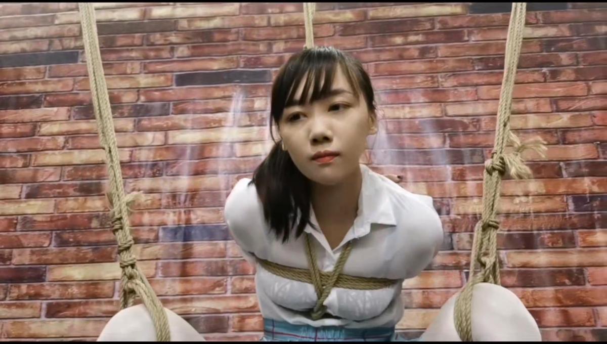 三个男S轮T女奴,吊起来鞭打电击lu部,强制TK快乐棒GC失JIN,爽的潮喷不断...... 解压密码:hdsy<br>三个男S轮T女奴,吊起来狠很地鞭打,把电击片塞进LU部,不停地电击TK,刺激的女奴浑身发抖,继续快乐棒刺激下面,骚奴经不起长时间折腾,爽的潮水似溅,终于老实了......<br>想定拍交流的同好请加qq272728243
