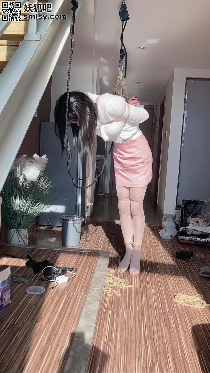 薇薇白丝淑女吊缚自缚 好久不见！今天薇薇穿着白丝袜白色上衣和粉色短裙自缚，完成之后只有脚尖勉强着地，无法自己解缚，只能随着绳子摆动。百度云下载到本地后重命名.qq去掉，然后解压，解压密码vvvkkkk8888。薇薇qq1251781327(有门槛），工作室qq3221079735