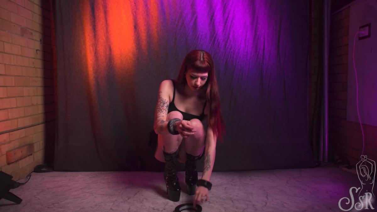 enus Jewelry Model Trap &amp; Vibe (rigid pillory restraint, chains and vibrator) Jewelry model Venus has come into the studio to demo a new kind of jewelry she's never seen before. She likes the bracelets, she likes the collar, but once they get locked together she's rather unimpressed. Then her ankles are chained to the walls, her "jewelry" is chained to the ceiling and the real fun begins. Video does not contain nudity.