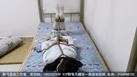【新月原创】【雪莹】女大学生td忍耐训练 驷马蒙眼堵嘴 jk白丝双马尾 【新月工作室】定拍交流QQ：2389316626 原味找我：629374436 玉箫（雨薇、荷露、夏筠、雪莹、彩依、青歌）站内众筹也请大家多多支持~谢谢约绑攻略有售直接滴QQ！！！本工作室正式启动会员优惠折扣方案，请有兴趣的同好加Q：2389316626详询。工作室最近的新妹子（荷露、夏筠、雪莹、彩依、青歌）也是我用约绑攻略找来的。<br>女大学生寒假前最后一次约绳。雪莹妹妹最近跟我说，快放寒假了，准备回老家了。不行！！赶紧把她骗过来好好绑一次才放她走！！还要给她用上强力td，锻炼她的忍受能力！！嘿嘿！老规矩，日式驷马，蒙眼堵嘴。一开始就给她打开玩具，刚开始雪莹妹妹还能忍耐，慢慢的，雪莹的白丝脚不停摩擦，身体也侧躺起来，看着她被绳子勒起的胸部，真想好好摸一把！！最后她终于忍受不住，不停扭动着身子，看样子，应该是被折磨得浑身痒痒了。不知道她爽了没有，反正我看着是挺爽的！哈哈哈！！