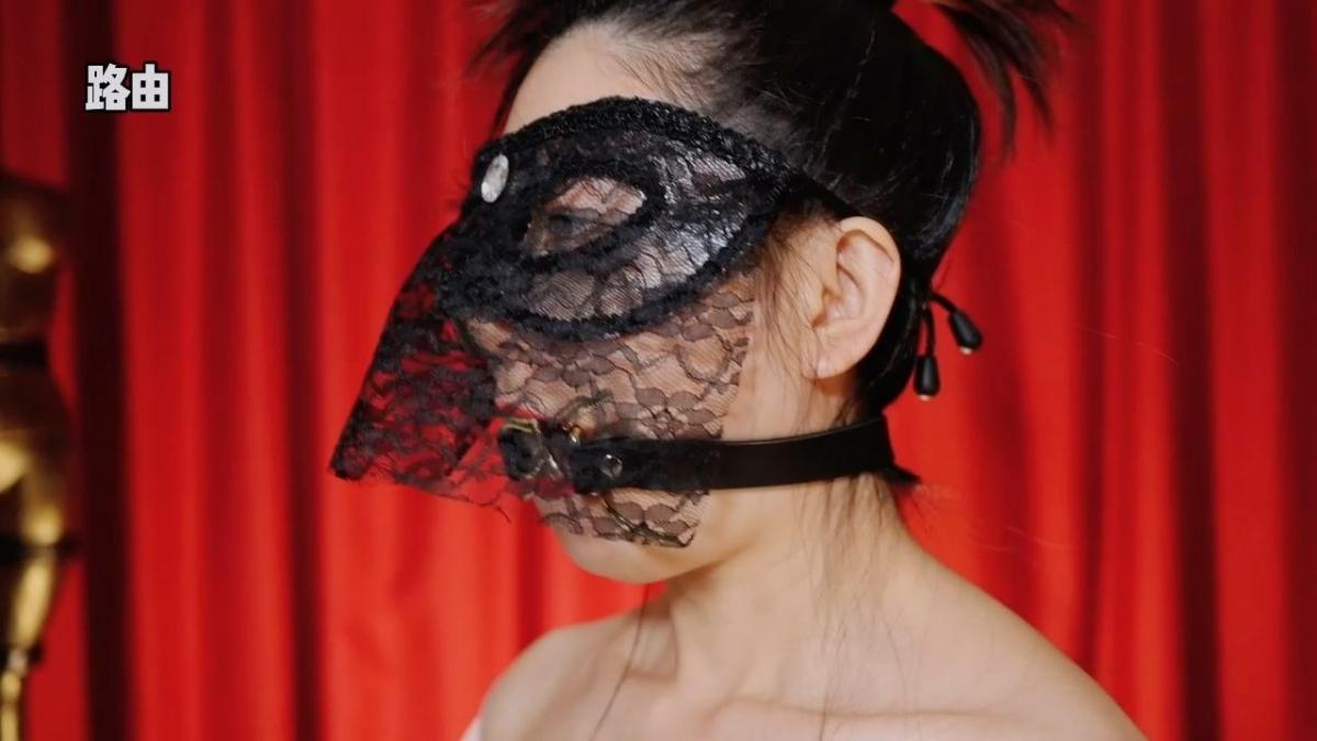 密室逃脱游戏-苹果（上） 被锁链镣铐捆绑成驷马造型，美女苹果挣扎扭动，最让她痛苦的是金属开口器，爱干净的美女弄得自己身上都是口水。。她还是第一次被这么禁锢，来看看她能不能脱困！
