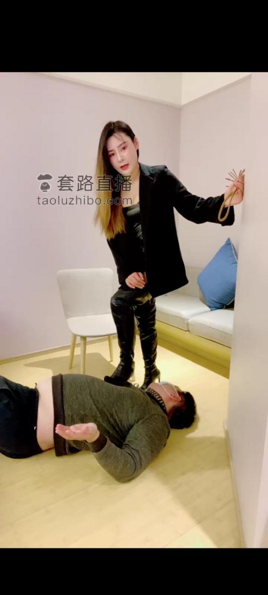 芮汐 主人的宠爱 套路直播，芮汐高颜值女主，鞭打调教贱狗                                     踩踏耳光遛狗，虐待恋足羞辱
