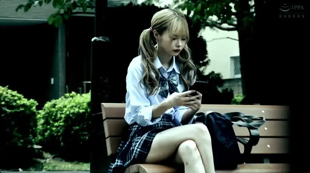 女子校生孕ませレ○プ中出し20連発 松本いちか 识别码:<span style='color:#b0b0b0;'>[隐藏文字，购买后可见]</span><br>发行日期:2022-12-13<br>导演:トレンディ山口  <br>制作商:ケイ・エム・プロデュース  <br>发行商:REAL（レアルワークス）  <br>类别:单体作品 女大学生 辣妹 监禁	<br>演员:松本いちか 	<br>剧情：一个喜欢逃学并和坏朋友一起出去玩的女大学生被绑架，当她醒来时，被铐在一个奇怪的牢房里！