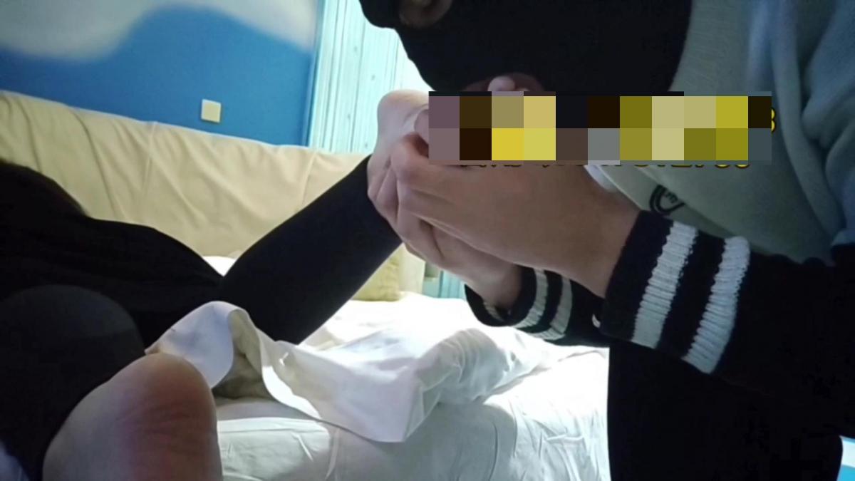 【AB】重磅精品 最新套路19岁兼职主播 男友期间还在打电话 【AB】重磅精品 最新套路19岁兼职主播 男友期间还在打电话<br>原创作者：AB原创<br>AB新原创 19岁主播妹妹  被套路骗约玩脚 本来不打算相信老哥我的  奈何老哥的持续努力 最后一个电话的助攻终于拿下  期间只说了挠痒 并没有说天脚 妹子也是被套路了  期间有很多精彩对话 妹子也是被老哥哄的很开心 妹子的男朋友开头也是给打了个电话 妹子也是说了个谎话骗过去了  中途老哥的手也不老实 随意摸  妹子也是不怎么反抗 视频是剪辑压缩无声版的  