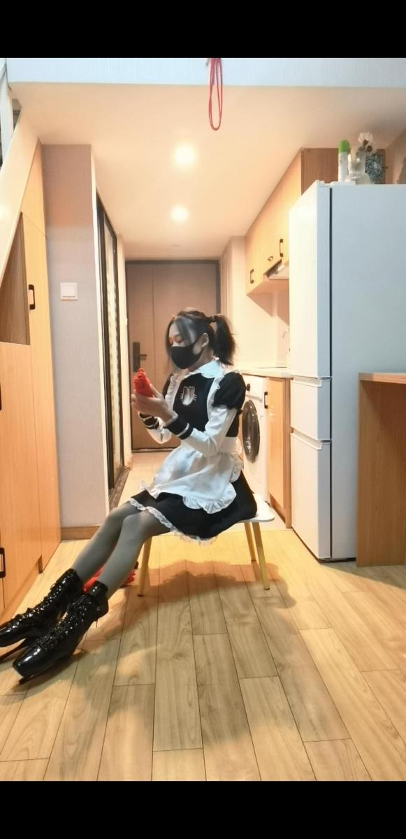 女仆芭蕾高跟站立自缚 来更新啦，这次是女仆双马尾，然后穿上芭蕾高跟，绑腿，固定上[X_X]，再把胸跟大腿连接到一起，这样就不能随便站直了，从凳子下来之后手也被收紧，最累的方式罚站，绑好的时候体力就已经消耗的差不多了，后面完全就是折磨，等彻底没力气了之后想回到凳子上，然后凳子就被弄倒了，然后就挂在那了~~<span style='color:#b0b0b0;'>[隐藏文字，购买后可见]</span> （之前和谐的时候可以私信我补发）