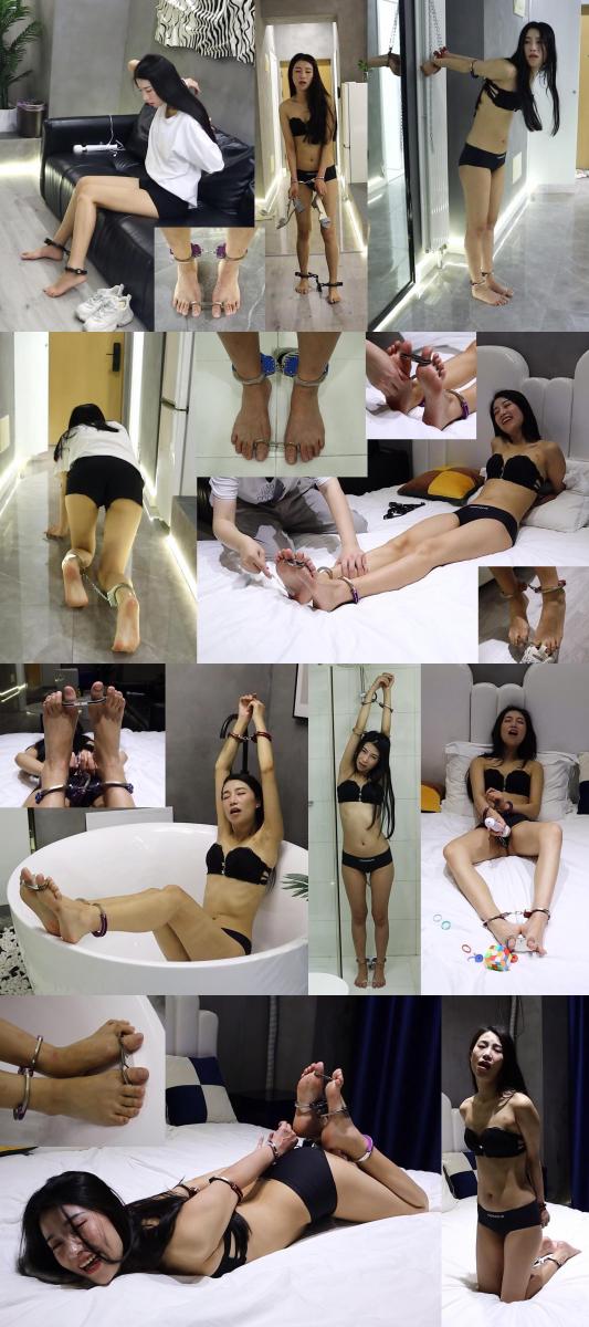 1018原创 车模乐乐讲述戴镣铐挠脚心TK感受1 手铐脚铐脚趾铐 特别sao啥都可以 遥控跳D初尝试 棒棒怼 地上狗爬 看最新作品以及挑选进口芝加哥脚趾铐 加本人qq：3295687894联系！！！ 好像我们很久没有遇到玩得开的妹子了，终于遇到了一个，安排，拍出来效果十分不错，妹子既怕痒又敏感，一遍挠脚心一边跳D刺激一边棒棒怼，妹子直接爽翻！！！<br>乐乐不愧是车模，176的身高也就100斤出头，身材是真的好！！！之前买了一大堆道具只能在家里吃土，这次都带上！！！初次尝试遥控跳D，不得不说效果真的好，特别是声控模式，把手机放在妹子嘴边，妹子叫的越大震动越强烈，然后叫的更大，整个一个死循环，最终以妹子把持不住为胜利，可以说初次使用效果非常好！！！<br>各种姿势都有，还有妹子在地上狗爬的内容，不得不说妹子也算是敬业二话不说就趴地上学狗爬，值得点赞！！！挠脚心的内容当然也是少不了，也是个怕痒的人，一边挠脚一边棒棒刺激才是爽！！！<br> <br>同时出售视频中所呈现的进口芝加哥拇指铐 好用不说 看着也大气 比国产的好了不知道多少 国产的太小根本也没法用 目前本人手里有渠道 想要的朋友欢迎购买啦 好东西不多想要的朋友抓紧啦！！！最后几张图就是实拍 欢迎 QQ：3295687894联系！！！<br> <br>这次不是正片，是拍完全部之后的花絮，非常值得一看啦！！！同时也是本人最最最新推出的作品，欢迎关注！！！请添加下方联系方式！！！<br> <br>一些截图是正片的截图哦！！！欢迎 Q详谈！！！<br> <br>还是希望各位朋友多自觉一点，自觉抵制盗版，都看盗版，我们以后就拍不下去了，大家谁也看不了，孰重孰轻，大家心里应该清楚！！！<br> <br>如果有朋友一定要非压缩包的视频，加我qq私下发。<br> <br>招聘兼职模特啦，坐标北京，欢迎妹子来体验，也欢迎朋友交流，QQ：3295687894和QQ：1372314498两个都加，注明林子。<br> <br>视频1234M，1920*1080高清，8分30秒。 <br> <br>同时，近期发现有人盗用本人作品截图，谎称是他自己本人的作品。个人推测可能为某位男士借机冒充自己是女模特，从而进行一些不法活动，如骗钱等等，各位一定擦亮眼睛！！！打击盗版人人有责！！！盗用图片也是盗版！！！如有发现本人一定追究相关责任！！！