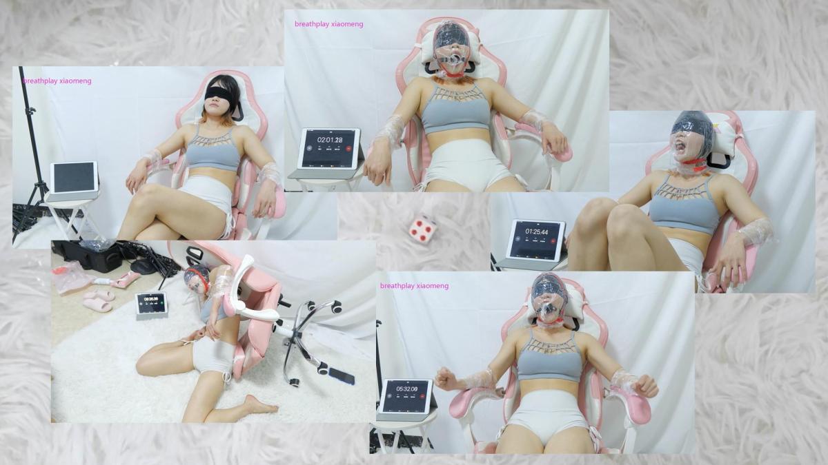 【小萌同学】小御學姐塑膠袋下的ZX骰子遊戲。计时极限倒下 网盘htm的格式改为rar   链接挂了需要补的可以添加开头QQ作者。定拍可以联系开头，粉丝要更小御她来了。<br>小御學姐的一個粉絲提議了一個骰子遊戲，小御覺得挺有意思的，於是就有了這期視頻。這個遊戲的設定是這樣的：<br>小御學姐被束縛在椅子上，佩戴眼罩和口環。遊戲安全詞為“4536251”。遊戲一共進行五輪，每輪的內容是一樣的。首先，由小御擲骰子，骰子的點數決定本輪[X_X]遊戲的目標時間：2分鐘 加點數除以2。比如，如果骰子點數為1，則目標時間為2 1/2=3.5分鐘；如果點數為6，則為2 6/2=5分鐘。接下來小御被塑膠袋套頭，在頸部被電工膠帶密封，計時開始。<br>這個遊戲的與眾不同之處在於，計時器採用了完全無聲的正計時，而小御也是被全程蒙眼，所以她並不知道骰子的點數，不知道目標時間是多少，也不能準確知道她已經在塑膠袋裡[X_X]了多長時間。當目標時間達成時，我並不會終止本輪遊戲，也不會給小御任何的提示。塑膠袋只會在兩種情況下被打開：一是小御說了安全詞，二是小御明顯進入了危險狀態。當塑膠袋被打開時，如果時間已經超過了目標時間，則判定小御通過本輪遊戲，否則判定失敗。<br>可以想像，小御唯一可以保證自己通過一輪遊戲的方法就是撐過5分鐘（而且只能靠自己心裡讀秒），否則就要看運氣了。<br>五輪遊戲結束後，總的失敗次數即為接下來的骰子遊戲懲罰篇中的懲罰次數。當然，那會是以後某個視頻的內容了。<br>在看這個視頻之前，你們覺得小御學姐會採用什麼樣的策略呢？她會成功幾輪呢？我只想透露，這個遊戲的過程中有好幾個小插曲，然後結局相當戲劇化……當然，小御和椅子在拍攝中都沒有受傷！