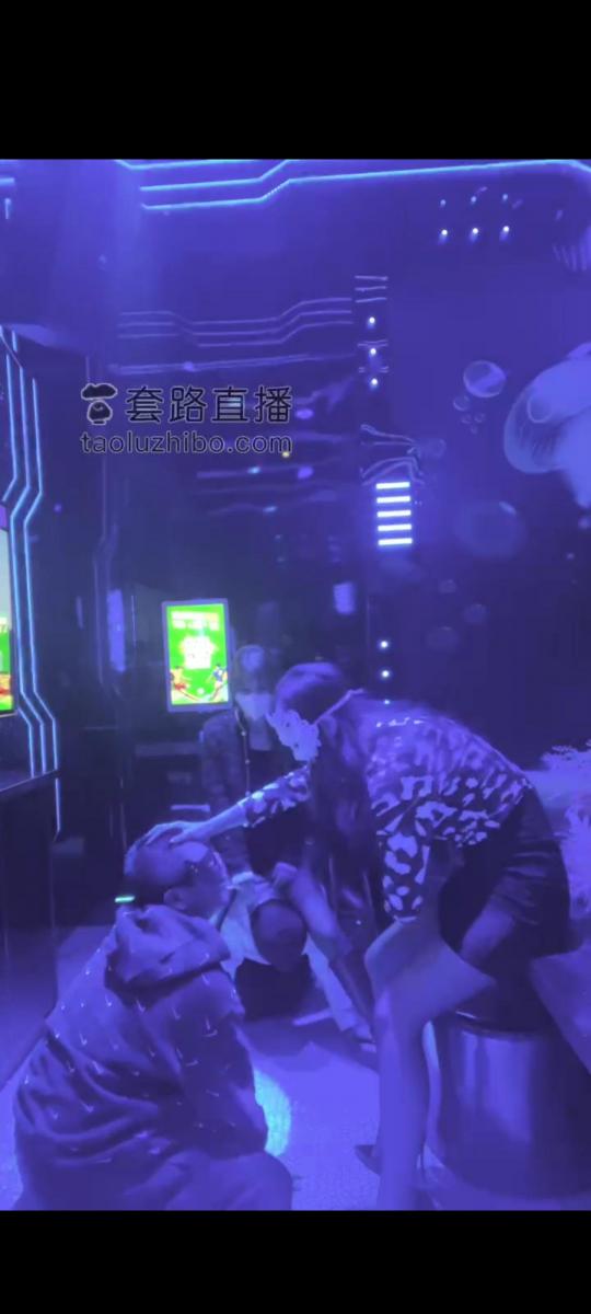 妆主大大 带闺蜜KTV玩狗 套路妆主大大，和闺蜜一起玩狗，KTV调教羞辱                                       灯光炫酷，耳光踩踏遛狗，舔丝袜