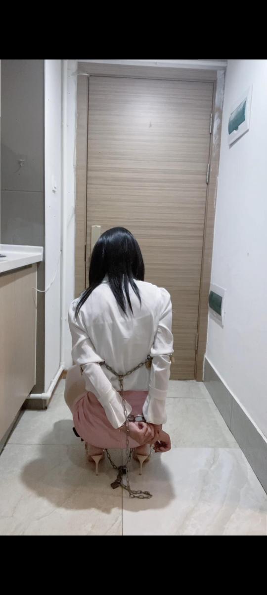 薇薇粉色短裙白丝华伦天奴高跟鞋铁链捆绑 薇薇这次失手了，穿着粉色短裙和白衬衫还有白丝华伦天奴高跟鞋，锁好自己以后享受着被束缚的[X_X]，可是定时锁时间到了锁头也没弹开，然后对着镜子检查了一下原来是锁没电了，这可怎么办啊没电就意味着不能解缚，真的好尴尬，真的解不开那不意味着我要戴着这个过一辈子了（开玩笑）,解压密码vvvkkkk8888，薇薇qq1251781327（有门槛），薇薇工作室3221079735