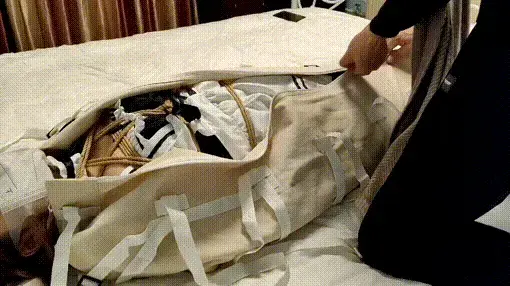 仙仙束缚袋捆绑 小女仆全身捆绑，口球堵嘴，装进拘束袋里收紧，鞭打，放置。视频解压密码：chuxin<br>一绳所爱绳艺体验店面向全国爱好者开放，本店提供绳艺捆绑模特服务、体验女绳师捆绑服务、体验长时间囚禁服务、绳艺教学培训、绳艺交流会、场地出租、专业麻绳销售，原创视频套图销售、作品私人定制、模特原味丝袜出售等，另外本店招募同好合作伙伴。微信：351552501初心<br>