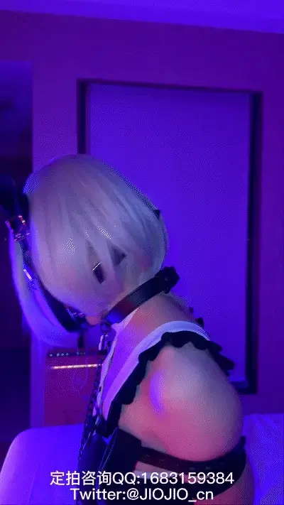 预览正片已发布【JIOJIO原创】【网盘4K60帧】 JIOJIO兔女郎服务员制服 绑架 红绳紧缚 直臂 M腿 拘束带 强G 放置 鞭打 调教 JIOJIO兔女郎服务员下班竟被神秘人绑架到酒店 等待的会是...<br>第一段:醒来发现已经被紧紧捆绑 后手直臂 m腿 下面是震动TD 后面也被塞入了电击GS 惊恐着挣扎 玩具打开剧烈的刺激感涌上来 一下子就喘了 接着就是神秘人的疯狂鞭子sp 玩到强G后瘫在床上...<br>第二段：被戴上了赛博朋克眼罩 M字分腿绑在床头 后手肘被拘束在后面 前面则是漆皮拳套上锁 这个姿势很折磨人 动弹不得 苦苦挣扎 下面的玩具频率开得更大 神秘人用鞭子肆意挑逗 又被强制GC去了...<br>第三段：换上了猫耳形马具口球 口水流个不停 身上也被拘束带拘束 下面的玩具已经开到最大了 完全沦为了神秘人的专属性N 享受着被调教的感觉 一边挣扎一边jiao喘 被玩到虚脱...<br>定拍线下等 联系QQ:1683159384 招收模特 女/CD/S/M 坐标南宁 tw:JIOJIO_cn