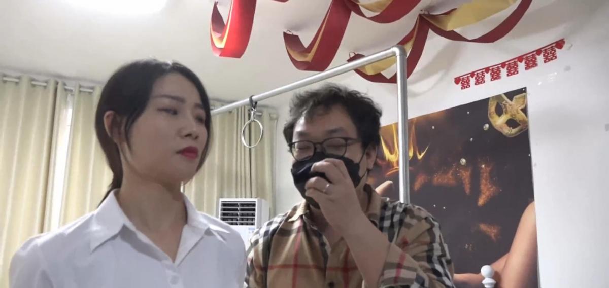 逍遥工作室订拍：押解漏洞中～ 上集柳洋利用自己的胸针成功将铁链的小锁打开，然后移动到桌边将手上的纱布磨掉成功解开了身上的绳索。而柳洋的搭档也是对自己的捆绑技术很有信心的，正想着看自己的队长是如何出丑的，结果一看柳洋正坐在里面看着自己了。搭档疑惑的问柳洋是怎么解开的，柳洋也是很详细的跟他说了自己是如何解脱的，还很挑衅的问自己的搭档还有什么招尽量使出来吧。而后搭档让柳洋换了一套衣服，柳洋站在房内，一旁的搭档将柳洋刚脱下的黑丝揉做一团，还拿起来闻了闻，笑着说:“嘿嘿，队长你穿过的丝袜真香。”柳洋一脸嫌弃的说:“真猥琐变态。”身后的搭档趁柳洋一个不注意，将手上的黑丝塞入了她的嘴中，便用一块胶布贴上防止她将丝袜顶出口中。随后将柳洋驷马捆绑起来，捆得柳洋一动不能动，再次给了柳洋二十分钟的时间考验，确保捆得十分结实后，搭档才放心的离开了房间，留下被驷马捆绑在地上的柳洋～