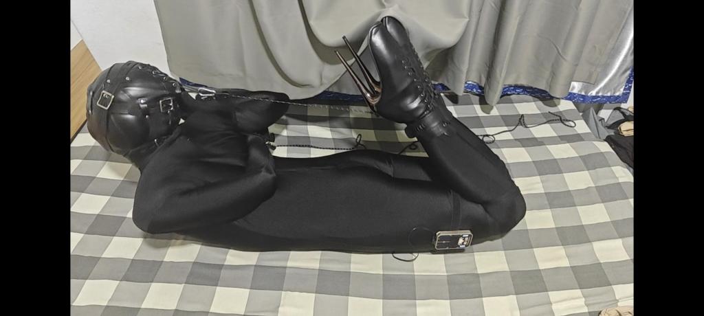 棘轮驷马定时锁自缚，郊狼耐受训练（翻车版） 棘轮是个好东西啊，可以操作一些一个人很难搞的东西。。<br>原本是打算自缚好之后郊狼随机启动，设置参数如图，但是在定时锁启动之后郊狼不知道为什么停止了，原本的随机刺激变成了纯放置，两个头套的呼吸孔位置又是错开的，到后面我快感觉晕过去了。。。本来意识到郊狼停了之后我是想把腿部的挂钩强行解开的，但经过多次尝试实在是绷的太紧了拉不下来。。。下次要试试在此基础上下面加上小玩具嘿嘿，连弓起身子都做不到肯定很爽