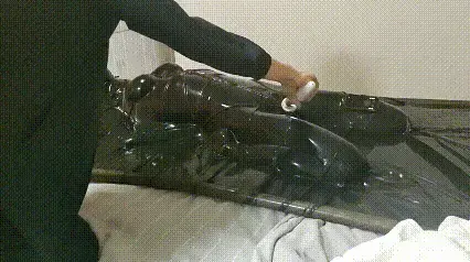 [伪娘]母狗小系另类乳胶圈养的一天 小系被另类乳胶的一天 清晨用震动棒把熟睡的小系从真空床上震醒 然后便被捆绑 后开始狗奴训练 训练完毕又被抽真空禁锢在乳胶床上 即便是用餐也没能离开真空床 夜晚又被固定在真空床入睡