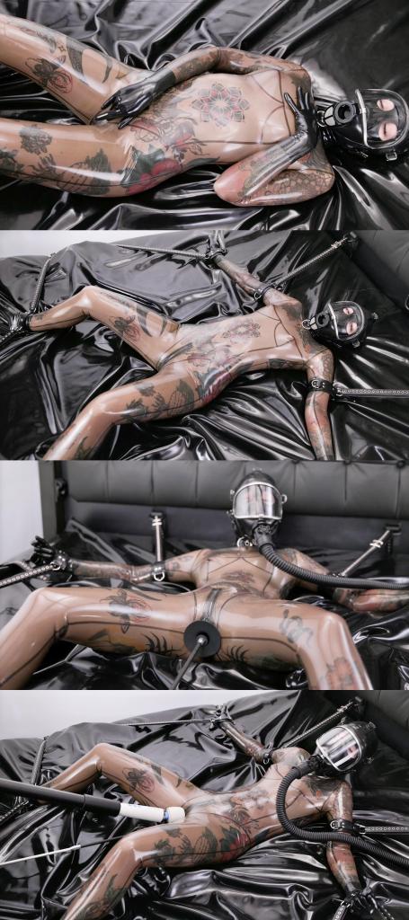 CINDER FUCKED 穿着透明胶衣，戴着防毒面具。<br>先是自己自摸上头，紧接着被大字拘束在床上。<br>最后一边被炮机焯，同时又被快乐棒顶着强高折磨。<br>比里被炮机狂捅，前面又被快乐棒猛震，配合防毒面具的窒熄效果。简直爽翻了。<br>大声呻吟着，小腹止不住的抽搐。<br><br><span style='color:#b0b0b0;'>[隐藏文字，购买后可见]</span>