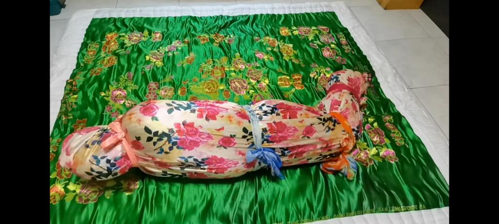 多层袋子加多层棉被 为了防止小奴逃脱.被套了8层袋子...又盖了6层厚厚的棉被....有奴受的了....