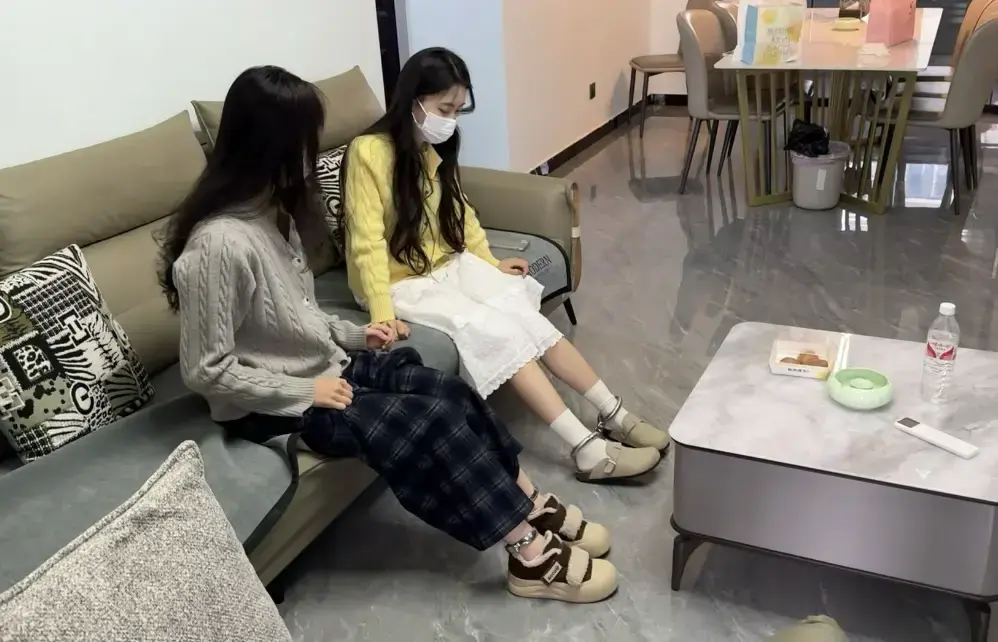 两个妹子的镣铐游戏（1） 大一妹子玩镣铐，纯干货内容，有各种脚镣，还有钉死的元素，分三部，共80分钟长度<br>内容为妹子到她朋友家里体验玩各种镣铐，全程对话，有各种体验感觉分享。<br>需要高清高帧率视频，交流请加QQ3870281302