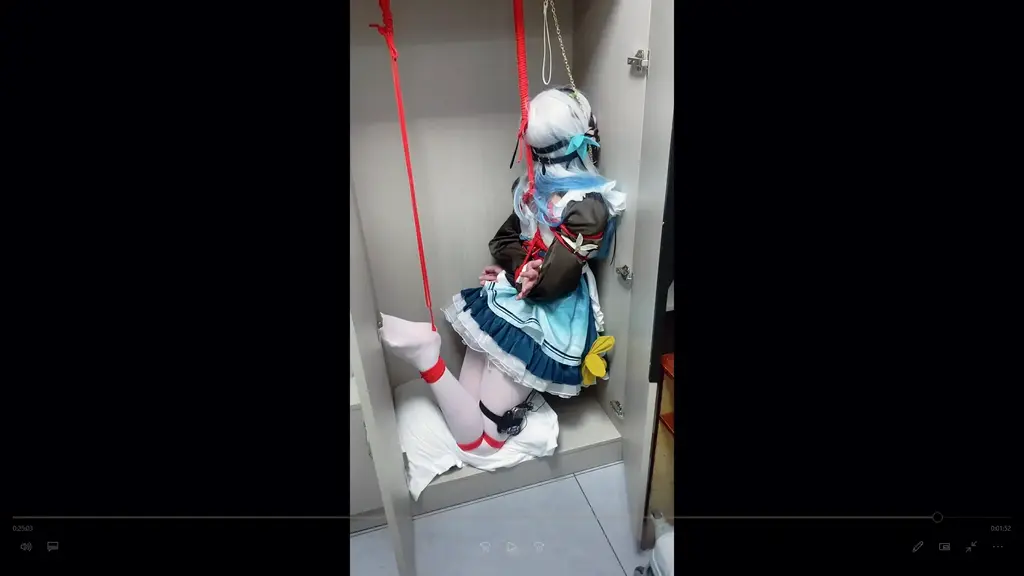 【江鱼儿】衣柜里面有什么呢？ 白丝流萤女仆驷马郊狼捆绑放置 tk sp调教 衣柜驷马震动放置gc 衣柜里面为什么会有嗡嗡声呢？过去看看！<br>哇!是一只被捆绑着的野生的流萤！这一定是送给我的520礼物！<br>我给她抱出来放床上还没有动静，看样子是被下了什么药吧！<br>我给她戴上口球眼罩捆成驷马，又把手用胶带缠住居然还没醒,那就用玩具叫醒她吧！<br>2个半小时后她又晕过去了，我把她驷马吊在衣柜里面，她就开始求饶了hhh。<br>那肯定是不能让他休息咯，把玩具开到最大！关上衣柜！希望她喜欢这个晚上！那么明天见啦~~~<br>