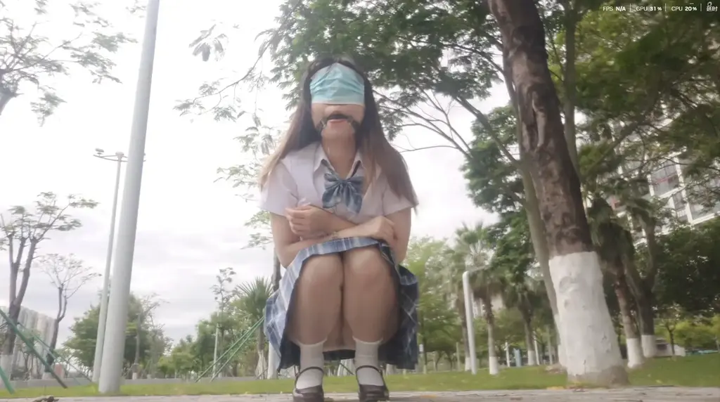 海砂-小m独自白天戴口球露出取快递时被保安发现逃跑（定拍） 小m独自白天戴口球露出取快递时被保安发现逃跑（定拍）<br>定拍服务可留言和加v号Mihaisha2005<br>模特：海砂<br>一身jk装的少女将短袜穿好<br>”今天主人给我的任务是给大家拍摄一段小m海砂的日常vlog~“<br>她将镜头对准自己，佩戴好口球，现在开始她无法说话了<br>海砂像平时那样从房间里整理出厨余垃圾和生活垃圾<br>今天要倒垃圾，还有拿快递~<br>楼道碰到了熟人邻居，她不禁有些紧张<br>就连环卫工人也很热情的和她打招呼<br>尽管很想回应，但口球塞着只能发出呜咽的声音<br>似乎有人觉察到她的异样，回过头观察这个jk女孩<br>她尽力的仰着头，要是被邻居发现口罩下正在滴水就惨了<br>扔了垃圾要赶紧去拿快递！<br><br>走在半路，经过公园的海砂将口罩拉高，顽皮的向主人展示路上她的小动作<br>可突然下的倾盆大雨将她的衣服浇透<br>衬衣紧贴肌肤，露出似有若无的曲线<br>只能先回去了……海砂心里想着，被淋湿的碎发粘在一起<br>宣告这次的出门挑战失败<br><br>换了身清爽的黑丝短裙后海砂再次出门了！<br>第二次挑战她是否可以完成呢？<br>走在路上，她的口球疯狂滴水，好不容易到快递驿站了<br>门口的人让她害怕被发现自己的小秘密<br>她踌躇着，或许是待的太久，又带着口罩<br>驿站和保安都出来了<br>“要不要帮忙小姐？”<br>可怜的小m被吓得肉眼可见的一个机灵，趔趄了一下差点倒地<br>她连忙摆手，抱着快递就快速逃跑，嘴里不忘发出呜呜咽咽的声音<br><br>待离开驿站后，海砂蹲着取下口球<br>任务终于完成了，她眉飞色舞的描述着这次露出的惊险<br>这也太刺激了！