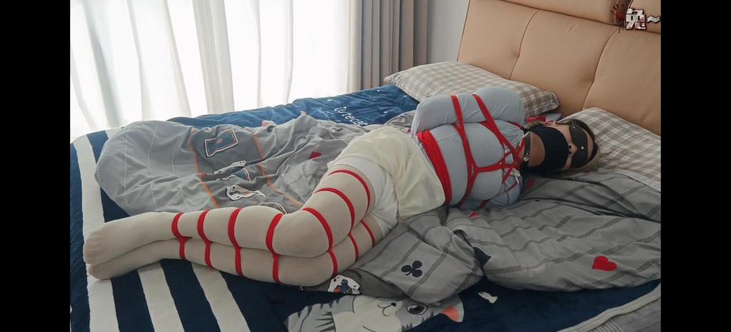 自娱自乐第 40 弹 腿上的七道绳子 【兔兔兔TU、】原创 自娱自乐第40弹 《腿上的七道绳子》 双腿被七道红色的细绳紧紧的捆住～PS：有无山东济南莱芜的同好？寻一个绳搭子～ 【口嗨勿扰！】