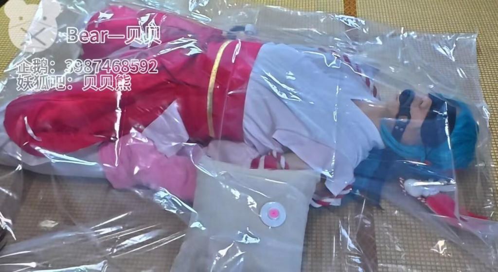 【贝贝熊原创】绝望，但是又无法挣脱，难受，但是又感到舒服。就是因为这种不知道怎么去形容感觉，所以你对真空袋昏迷如此痴迷吧【小熊日常日记24-大乔巫女cos真空袋昏迷】【重度切勿模仿】 起因是很多粉丝说想看一下真空袋混米，然后我们也拿不定谁来，所以就抛硬币觉得是谁进去真空袋<br>没想到是小熊这个倒霉蛋，谁说小熊是倒霉蛋，但是小熊脸上没有一丝害怕，甚至嘴角比A-k都还难压，都迫不及待的<br>拿出自己喜欢的衣服换上了，既然如此，那就在一边看好你的混米秀了。<br>我在一旁看你混米身体都扭曲了<br>·小熊日常日记系列为小熊作品，报复贝贝系列为贝贝作品。补充说明小熊是伪娘，贝贝是女生<br>·接受视频定制:呼控类型、息窒类型、调教类型（企鹅联系：3987468592）<br>·新建了一个粉丝企鹅群，欢迎大家进来唠嗑 （974844755）<br>·有问题可以企鹅找我：<span style='color:#b0b0b0;'>[隐藏文字，购买后可见]</span><br>·解压方式：<span style='color:#b0b0b0;'>[隐藏文字，购买后可见]</span>