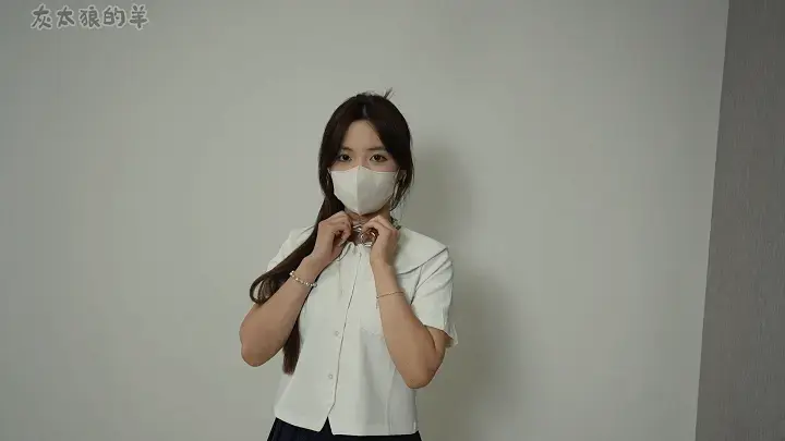 【灰太狼的羊】高颜值女神赴约暧昧网友中圈套“项圈吊脖子+双手吊缚+踮脚尖，驷马放置”求饶声不断！ 拍摄：【灰太狼的羊】出镜模特：芙芙<br>【新模首发！】高冷女神芙芙和网上的暧昧网友聊的很投机，约着周末见面，网友翻着手机里的照片抬头时发现美女已经站在眼前。芙芙看着周围的环境明知故问的说了句这是哪儿？刚听到答案脖子上就出现了个铁圈，她拼命往下取，却无济于事，此刻她明白自己中了圈套而且逃不出去，唯一的办法就是乖乖顺从！ 手上的圈圈将她拉回了现实，网友说：”接下来的挑战成功了，我就给你解开，你必须好好听我的话！“她的双手被吊起，灰太狼给了她笼中球，命令她在规定的时间要解开它，如果失败了，就会将你的手脚并捆束缚，你自己需要找到破解的办法，否则你只能乖乖待这儿了。时间一分一秒的过去，她手中的球还没有去取出，长时间的踮脚尖让她在奔溃的边缘徘徊，嘴里喊：“累死了~~解不开~~求求你放开我”挑战失败继续下一环节，芙芙被放倒手腕和脚腕用铁链连接，打开扣环找到钥匙才能打开手上的铁圈，芙芙的美甲此刻却成了她的阻碍，趴在地上努力挣扎地解着.....想要看芙芙是否顺利逃脱的同好请解锁正片！<br><span style='color:#b0b0b0;'>[隐藏文字，购买后可见]</span><br>✔在线视频画质压缩，建议网盘下载之后观看更清晰。请勿在线解压观看，容易被网盘和谐<br>✔喜欢的同好欢迎定拍<br>✔联系方式QQ：1059798372