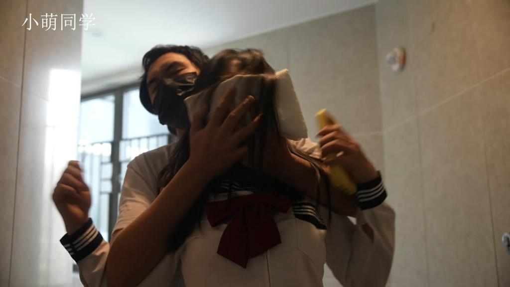 【小萌同学】BL25 JK被勒死玩弄 网盘html格式改为rar  如有密码则是<span style='color:#b0b0b0;'>[隐藏文字，购买后可见]</span> 定拍QQ3644107894<br>某天放学后，女主小萌身穿jk制服、厚黑连裤袜和jk小皮鞋在楼道中走着，歹徒悄悄跟在她后面来到她的家门口，在小萌正在用钥匙开门时，歹徒趁机用准备好的迷药毛巾将小萌迷晕，开门后将她放在椅子上然后开始搜刮财物，歹徒搜刮完财物准备走的时候看到椅子上的小萌，燃起了BL之魂，进屋拿出一双白色过膝丝袜，从后面勒住小萌的脖子，小萌突然清醒、惶恐万分、拼命挣扎，但是力气无法与歹徒相提并论，意识不断模糊，最终小萌双手垂下，躺在椅子上睁着眼终结了生命。歹徒开始抚摸小萌的脸颊，隔着制服抚摸她的身体、抚摸裹着连裤袜的腿部、托起小皮鞋把玩几下后脱下，举起脚丫陶醉地吸吮起来。随后歹徒托起小萌的尸体将她带到卧室平躺放到床上，合上她的眼睛，将制服和裙子翻起，把连裤袜褪到膝盖处，露出了内衣，又开始玩弄起来（摸脸、摸胸、玩腿、玩脚），边玩边陶醉呻吟，时不时趴在小萌身上蹭来蹭去。玩够之后歹徒脱掉她的制服，将她的黑色连裤袜彻底脱下，换上刚才勒住小萌的白色丝袜，最后脱下小萌的内衣内裤...