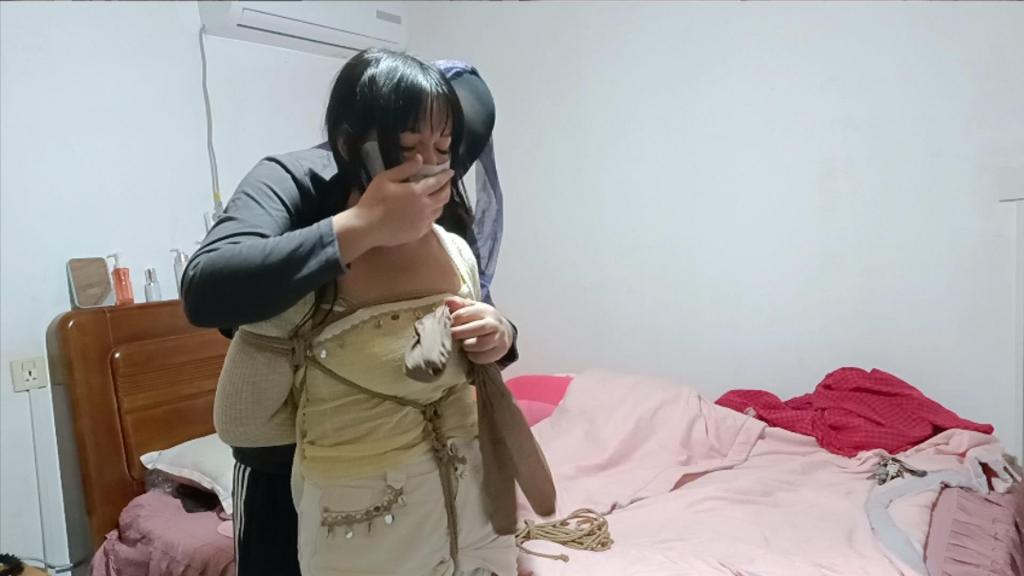 小五哥原创   技师出租房捆绑 小五哥原创视频 原创不易 请大家珍惜<br>上次在按摩店内玩了捆绑堵嘴后，不过瘾，问技师小姐姐能不能出去玩，她觉得也不放心去我的地方，就说能不能去她租的房间里，那我肯定是欣然答应，带好工具约好时间就上门了。小姐姐还是很配合的，直接上绑！还从她的衣柜上发现了一条肉丝，那我就不客气了，直接拿来塞上！