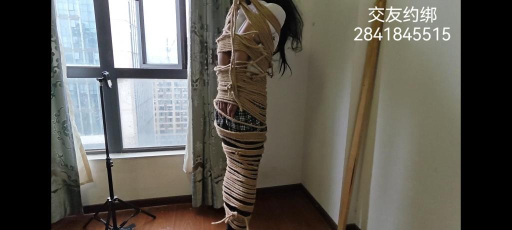 粗绳缠绕加单手套滴蜡 粗麻绳缠绕加上单手套滴蜡调教