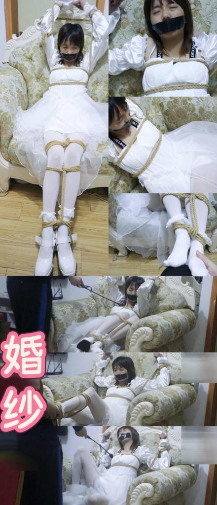 【荷仙少女】【婚纱少女B本本】祝婚快乐，还这么年轻清纯就穿上婚纱了，这不给好好绑起来玩弄玩弄一番吗,一袭婚纱+ 捆绑堵嘴，拿鞭子捅玩女孩B的身体，看着敏感的少女B本本痛苦的样子真是绝了（双视角） 祝婚快乐，还这么年轻清纯就穿上婚纱了，这不给好好绑起来玩弄玩弄一番吗,一袭婚纱  捆绑堵嘴，拿鞭子捅女孩B的身体，看着敏感的少女B本本痛苦的样子真是绝了（双视角）<br>解压码<span style='color:#b0b0b0;'>[隐藏文字，购买后可见]</span>改后缀为<br>MP4<br>