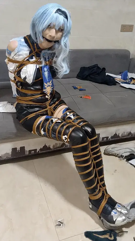 西风骑士优菈小姐，紧缚直臂驷马 作为西风骑士团的骑士，居然被直臂 蛇缚 口球堵嘴后绑的动弹不得，最后还被绑在沙发上驷马放置。<br>这个仇，我记下了