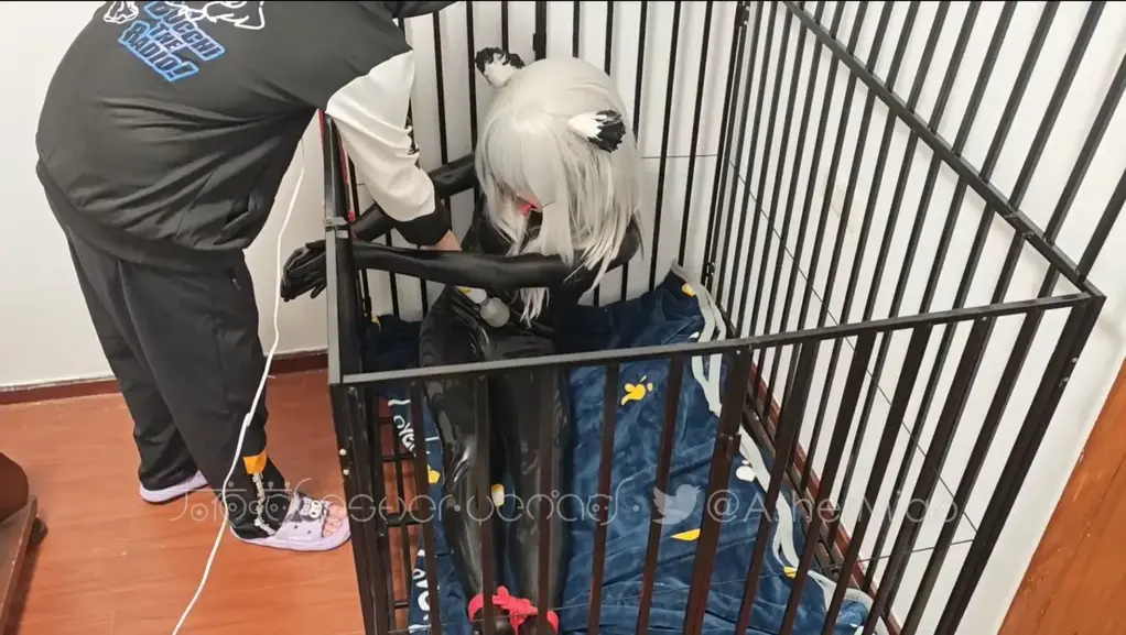 Kigurumi涩咕咕乔迁新居（下）：深夜突袭 博士对可露希尔的反馈感到高兴，打算现场观摩一下涩咕咕的居住环境。他深知干员工作的辛苦，因此并不打算提前通知涩咕咕迎接他的到访。夜深人静之时，博士突然出现！涩咕咕会对这意外来客作何反应呢，敬请观看！<span style='color:#b0b0b0;'>[隐藏文字，购买后可见]</span>