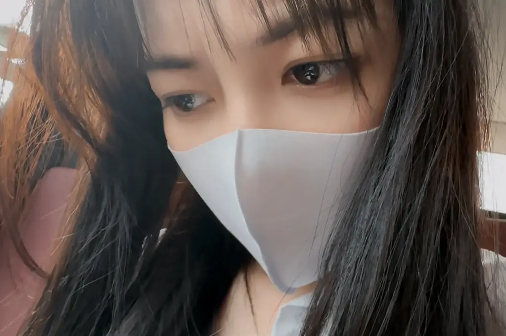 【比尔】丝袜"悍匪“ 模特：uu<br>阿伟注意到路边一个美女竖着个三脚架，旁边还放着三双丝袜，黑丝白丝肉丝，还一直摆弄自己的丝袜，不停的轮换并且展示，很是吸引人。好色的阿伟盯的口水都快流出来了，跑过去问，美女你在这里干嘛？美女说在做直播，卖丝袜？阿伟说你不会是那种原味主播吧哈哈哈！！说着还说要女生把原味脱下来给他，不行还想抢，这大白天的想干啥呢？女生见罢想赶紧支开他，呵斥让他走，没想到阿伟就是不走在一边还是偷看，女生受不了就去没人的地方继续直播摆弄玩丝袜，阿伟就一步一步尾随跟着上山，把女主捂晕拖到车里玩弄……把原味丝袜给女生闻，求阿伟放过，阿伟就一句话：“捂晕你 人跟丝袜都是我的！嘿嘿”<br>网盘高清直接观看无需解压 原味衣服道具售卖 定拍合作请联系QQ2838269780