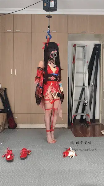[坎喵]绝望的自缚-星穹铁道cos-花火绞刑自缚挣脱失败+斐济杯强高地狱 哈喽，这里是坎喵，是个努力想要变可爱的男孩子~<br>[追求极致欢愉的花火已经不满足于普通的GC了，她决定玩点刺激的——她把自己的双腿并着牢牢捆在了一起——连大脚趾也不放过——接着用一根绳子吊住自己的脖子，把双手和脖子的吊绳铐在了一起。随着遥控器的按动，她的身体逐渐被吊了起来，直到只有脚尖踮地，而承受她全身重量的只有一根脖子上的绳子……随着她用力一甩，遥控器落到地上、彻底脱离了她的掌控，也意味着在定时结束之前她必须要忍受着这一切，忍受着[X_X]的玩具的猛烈刺激的同时尽力踮着脚避免自己[X_X]，而她所不知道的是，拉高的吊绳同时也把她的双手在背后吊得更高了，高得让她几乎没有活动的余地……就算她想要求救也为时已晚了，因为她还把自己的眼睛蒙住、嘴巴堵住了，她只能在偏僻无人的小黑屋里永无止境地“享受“着这一切的欢愉……]<br>前8.5分钟为自缚过程，本期定时放置时间比以往都长不少，量大管饱~<br>网盘传源文件会挂，所以传了压缩包，如果可以尽量用林子的保管库下载吧<br>另外推特(或者叫X）和林子同名，ID @NekoSao3，欢迎关注~<br>随缘接自缚类定拍，有需求的客官可以林子站内信或推特私信联系~<br><span style='color:#b0b0b0;'>[隐藏文字，购买后可见]</span>
