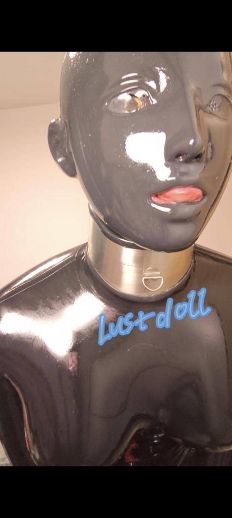 全身黑胶+娜然日常 这次Lust尝试了 全身黑胶加上娜然 娜然面具看不见的五官 让lust很喜欢 和厚重的乳胶材质也带来了紧贴的感觉 带上项圈就像被锁在了胶娃里一样 让lust欲罢不能 就是眼睛那块不够结实 一不小心就破了一点点 lust戴上手套 慢慢对全身进行抹油 带上了束腰 穿上了高跟鞋 这次还尝试了ai配音 可惜效果不理想 以后还是直接语言调教骚狗狗们吧 希望大家喜欢 欢迎各位老板定拍视频 x:@Dream_magicdoll