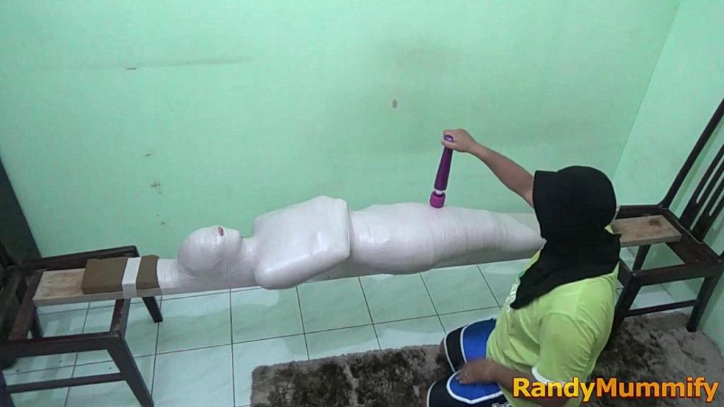 [RM097] A beautiful girl wearing glasses is mummified tightly on a log A beautiful girl is wrapped into a mummy with white duct tape on a large stick.<br>However due to shortness of breath, the scene could not be continued any further