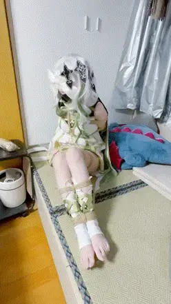 困困第十四弹，纳西妲cos 感谢服装赞助，这次是赞助的纳西妲cos服，也算是第一次穿着cos服被绑了，这次还戴了TD，已经很久没有绑着戴TD挣扎了，这次总有一种莫名的感觉…而且该死的闺蜜总把TD的档开最大，美名其曰要录进去TD的声音…因此这次与其说是挣扎，不如说是在扭来扭去尽量减小TD的影响，然后因为不太熟悉这身cos服的原因，纳西妲的cos是有一双精灵耳朵的，但挣扎的过程中精灵耳朵老是掉掉，虽然尝试利用眼罩的带子进行固定，但只有左耳能比较好的固定住……<br><br>喜欢的可以fo困困的推，kunkunkun0103，也欢迎来服装赞助，定拍暂时先不接啦，可以去推或者私信找困困，蟹蟹~