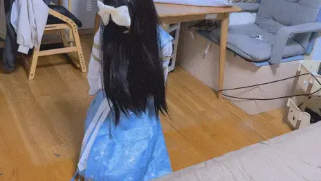 困困第十五弹，JK长裙的努力挣扎 感谢服装赞助~这几天真的被捆了好几次，这次是另一套的JK长蓝裙，闺蜜还是一如即往地绑得很紧，虽然不至于难受，但想要挣脱开还是不太现实，而且我看是长裙，以为就不用绑大腿了（反正视频里也看不到…），结果闺蜜还是很认真地把大腿捆了两道……一开始看我在床上挣扎还不够，竟然还用手铐把我铐在桌子旁边，然后把钥匙丢在旁边，拜托我眼睛被蒙着根本摸不到钥匙TAT，尝试了好多次都以失败告终，虽然最后还是把钥匙给了困困，但解开手铐到底有什么意义啊，绳子还绑着呢……<br><br>喜欢的可以fo困困的推，kunkunkun0103，也欢迎来服装赞助，定拍暂时先不接啦，可以去推或者私信找困困，蟹蟹~