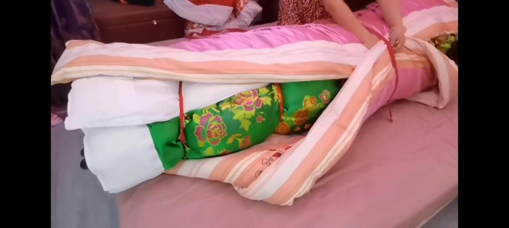 包裹密封（二） 厚厚的棉被包裹是女主最爱惩罚小奴的方式.....被棉被宠层层包裹后.又被密封在棉被中.被无尽的黑暗所包围......无助.....恐惧....