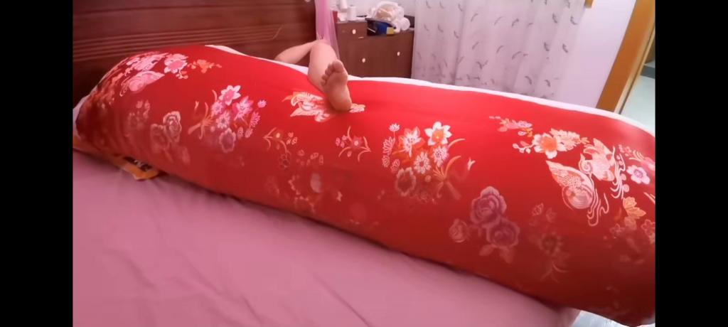 包裹密封（三） 厚厚的棉被包裹是女主最爱惩罚小奴的方式.....被棉被宠层层包裹后.又被密封在棉被中.被无尽的黑暗所包围......无助.....恐惧....