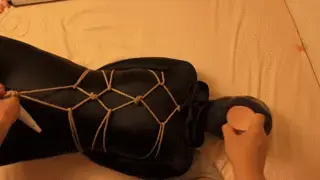 【黑色全包痴女の乳胶头套】kigurumi、乳胶头套、zentai、[X_X] 丝滑的黑色全包连身衣戴着乳胶头套的脸，头套的管子紧紧的塞在嘴里有种想吐的感觉.<br>被包裹住之后没有一点视野，只能静静的等待主人的安排.<br>这是什么？是主人的大[X_X]吗，要我好好的亲一亲吗，那我含在嘴里，然后舌尖在嘴里轻轻地旋转.<br>主人可以慢一点吗？好像捅到我的喉咙了，太深了.<br>再把我绑起来现在只能用嘴巴使劲输出着，不知道主人满不满意呢？但是我很享受这种丝滑的感觉......<br><br>【网盘文件先下载到电脑，改后缀名为zip。解压得出的文件后续名zzz修改为MP4】