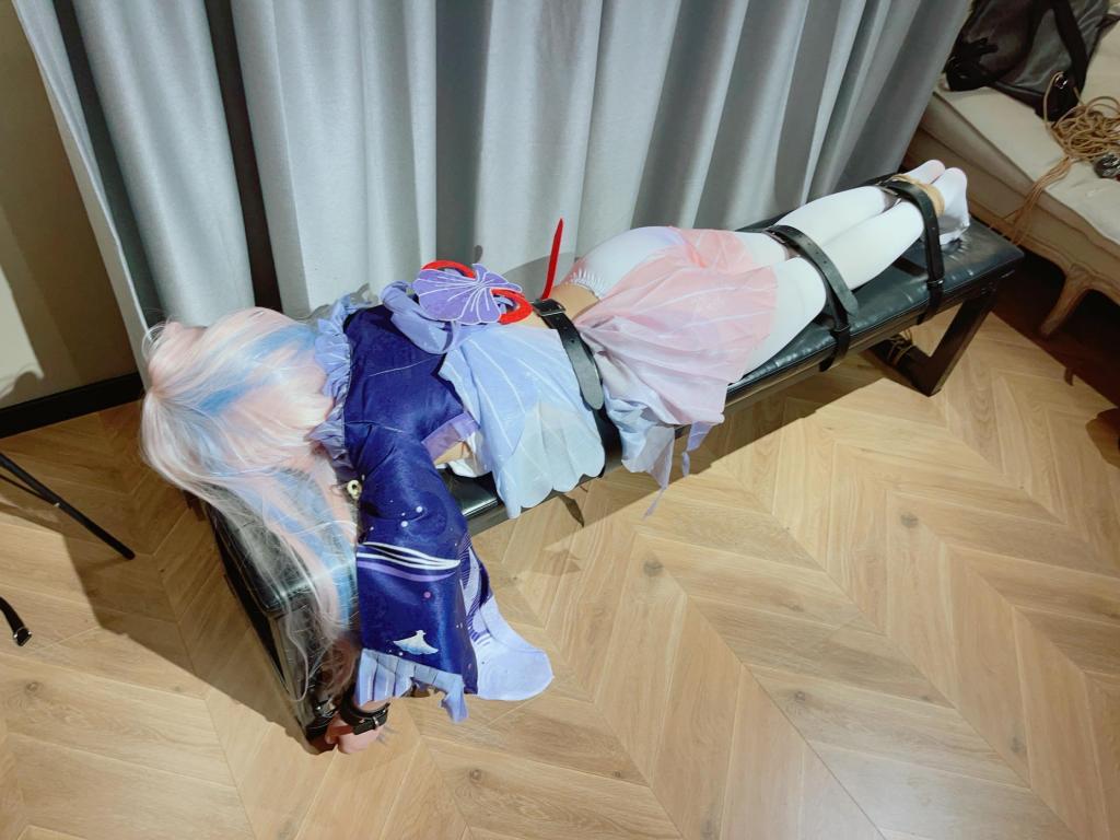 【咕咕0903】3昼夜盛宴-（序章）珊瑚宫心海cos足底TK——超可爱的白丝雪糕~大量特写！ 相信我，这只是盛宴的前菜——在这个3天的小假期里，我们可爱的糖糖要来体验三天三夜的重度调教！这无疑是一个巨大的工作量，无论对S还是M。<br>而这个作品就是刚接到妹子当晚的小小前菜，相信我，盛宴即将开始——我甚至不知道这一次的内容能做出多少令人兴奋的作品！请期待我的更新！<br>而这个系列必将是连续不断的、昼夜不停的调教——哪怕休息也必须在拘束中休息！<br>——————————————————<br>正文：刚接到妹子，看到妹子主动穿好了原神的珊瑚宫心海cos真的有点兴奋，不过考虑一路上的舟车劳顿，还是安排前菜比较好~~<br>内容就不多解释了，趴在刑椅上，用皮带、绳子、手铐多重加固，然后狠狠TK白丝雪糕玉足！<br>这刑椅本来是用来SP的专业道具，我却用它来TK..不得不说，挺方便的，省去很多捆绑时间。再说在前作0902里SP内容已经量大管饱，打爽了！<br>除了TK就是TK，只有纯粹的TK，大量足底特写~<br>请大家看预览，妹子笑声太甜了我心都要化了~<br>只是前菜而已嘛。大家还是期待一下3天3夜的正餐吧。预告一下，是一镜到底的监控机位全包过夜放置哦，全长大概率会超过十小时~<br>哇，茶茶的记录要被打破了吗！<br>-----------<br>定拍QQ3135427957<br><br><span style='color:#b0b0b0;'>[隐藏文字，购买后可见]</span>
